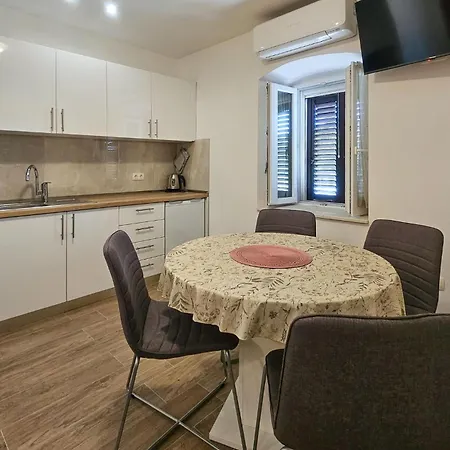 Cozy In With Kitchen Apartment Cisla